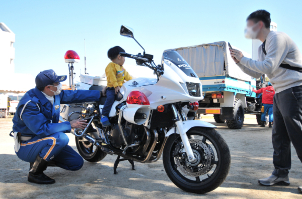 「第5回まなぼうさい2026」ピロティのイベント(パトカー・白バイ展示など)
